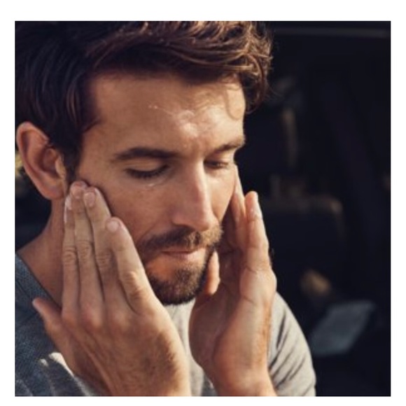 Bundle of 2 Men’s Oil-Free Face Moisturizers - Picture 6 of 12